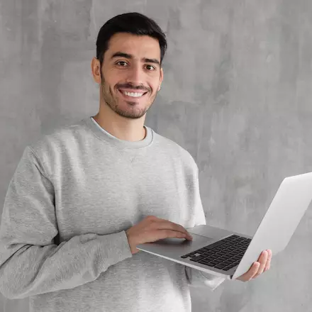 Bilden visar en man med en dator