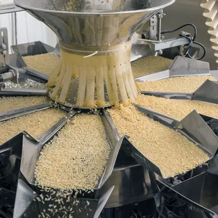 Bilden visar en maskin som tillverkar ris eller gryn