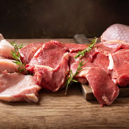 Bilden visar köttprodukter på ett bord
