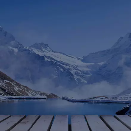 Lac de montagne avec les Alpes suisses en arrière-plan