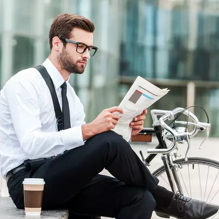 Homme assis lisant son CV avant un entretien pour un nouvel emploi