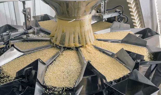 Bilden visar en maskin som tillverkar ris eller gryn