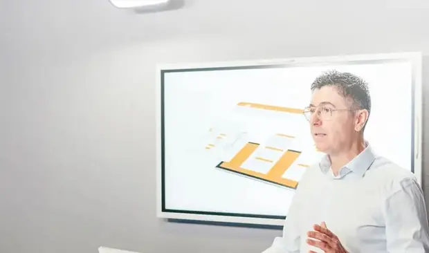 Ein Mann hält ein Webinar für Fensterbauer.