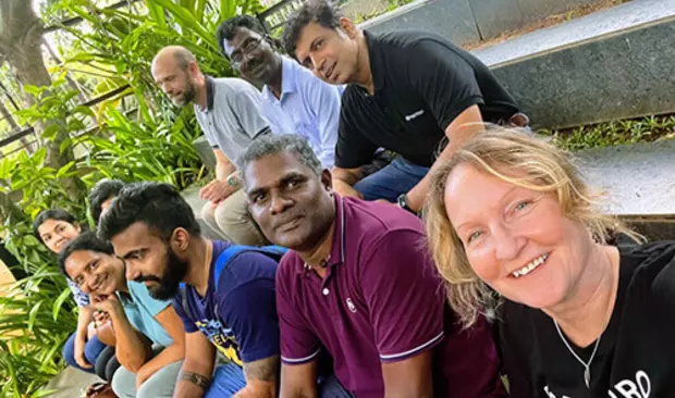 Bilden visar teamet som jobbar för Jeeves i Indien tillsammans med Annika Näsman