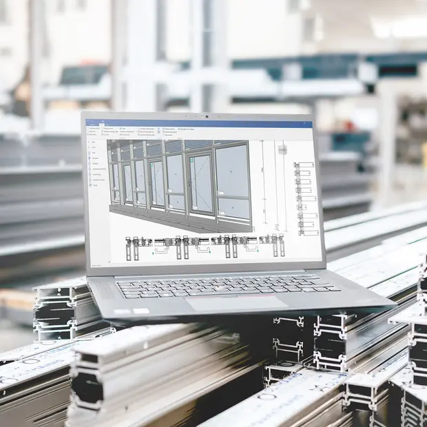 „Planungssoftware für Fenster, Türen und Fassaden auf Aluminiumprofilen – Laptop im Einsatz im Metallbau